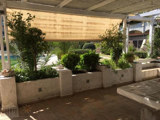 Ανακαινισμενο επιπλωμενο ισογειο διαμερισμα ,2 Υδ σε συγκροτημα με μεγάλο κήπο και πισινα μπροστα στην Παραλια Νέας Μακρης.
